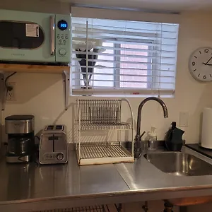 Guest house Charming Basement With Private Entrance Near Subway, Koreatown & Uoft, Toronto
