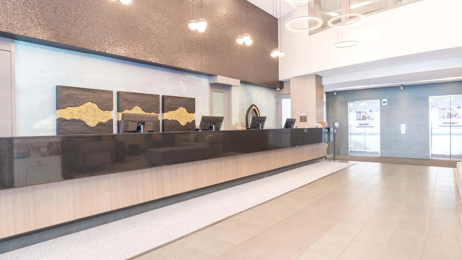 Sandman Signature Toronto Airport Hotel 4*,