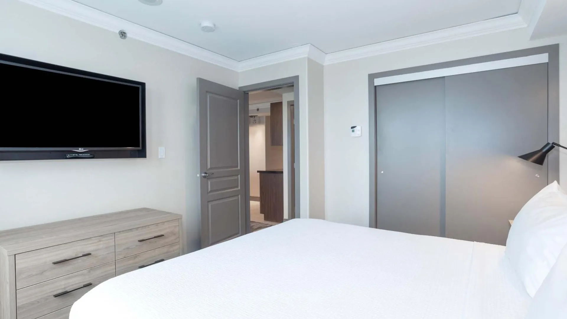Sandman Signature Toronto Airport Hotel